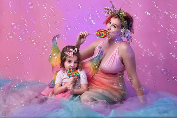 Family Photos Orlando Mom and Daughter Lollipops and Bubbles